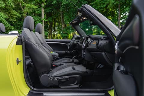 Прокат Mini Cooper Cabrio (жёлтый, 2023) — аренда авто в Калининграде — фото 2