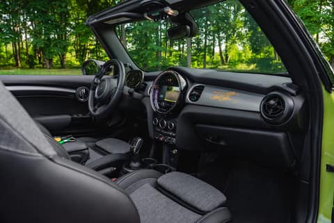 Прокат Mini Cooper Cabrio (жёлтый, 2023) — аренда авто в Калининграде — фото 5